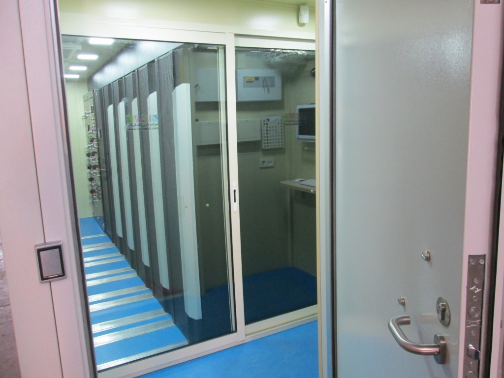  نمای داخلی کانتینر  دیتاسنتر 20 فوتی شرکت نارین تک فرتاک را نمایش می­دهد.